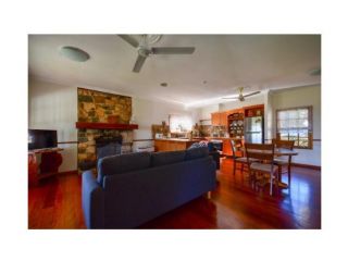 Lakefront holiday villa Villa, Yungaburra - 2