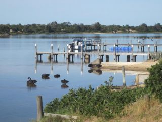 Lakes Entrance Waterfront Cottages with King Beds Hotel, Lakes Entrance - 2