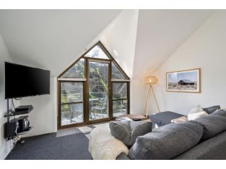 Lantern 1 Bedroom Balcony with Sweeping Mountain View Apartment, Thredbo - 4