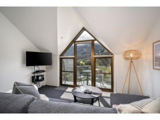 Lantern 1 Bedroom Balcony with Sweeping Mountain View Apartment, Thredbo - 1