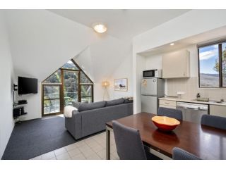 Lantern 1 Bedroom Balcony with Sweeping Mountain View Apartment, Thredbo - 3