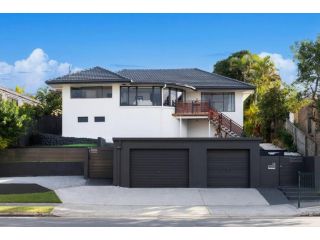 58 Hollywell Rd Large 3 Bedroom 2 bath home close to Harbourtown Guest house, Gold Coast - 1