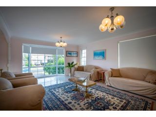 LARGE 4- BEDROOM HOME//MOMENTS FROM THE BEACH Guest house, Vincentia - 4