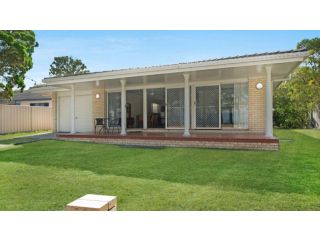 Large family waterfront home with room for a boat - Welsby Pde, Bongaree Guest house, Bellara - 4