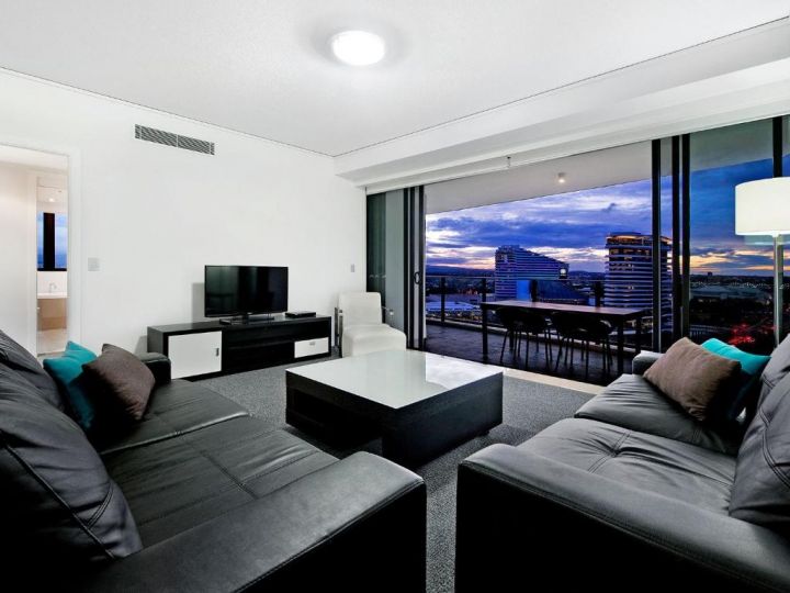 Large Modern 3 Bedroom Apartment With City Views Apartment, Gold Coast - imaginea 2