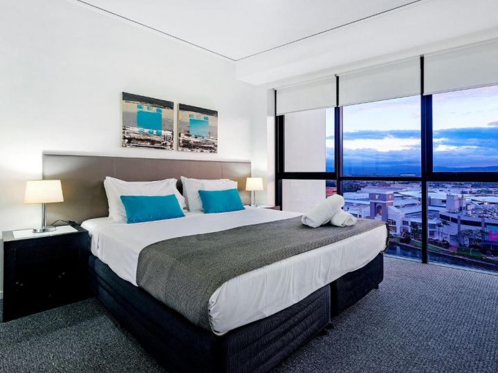 Large Modern 3 Bedroom Apartment With City Views Apartment, Gold Coast - imaginea 9