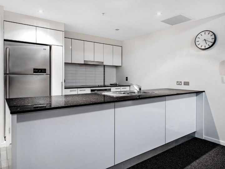 Large Modern 3 Bedroom Apartment With City Views Apartment, Gold Coast - imaginea 10