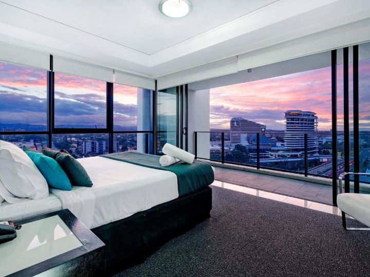 Large Modern 3 Bedroom Apartment With City Views Apartment, Gold Coast - imaginea 4