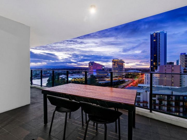 Large Modern 3 Bedroom Apartment With City Views Apartment, Gold Coast - imaginea 3