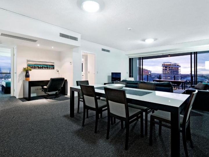 Large Modern 3 Bedroom Apartment With City Views Apartment, Gold Coast - imaginea 8
