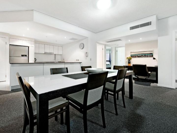 Large Modern 3 Bedroom Apartment With City Views Apartment, Gold Coast - imaginea 7