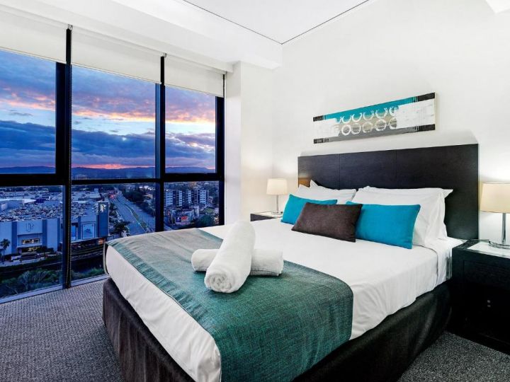 Large Modern 3 Bedroom Apartment With City Views Apartment, Gold Coast - imaginea 12