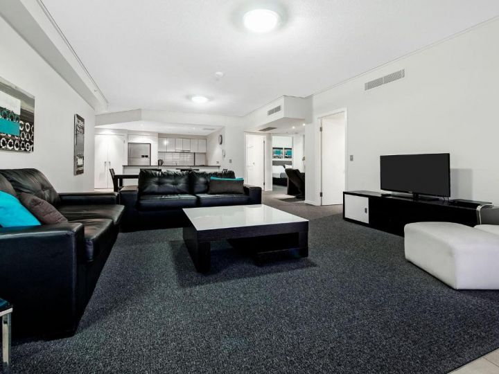 Large Modern 3 Bedroom Apartment With City Views Apartment, Gold Coast - imaginea 1