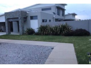 Large Modern story home with solar heated pool Guest house, Shepparton - 2