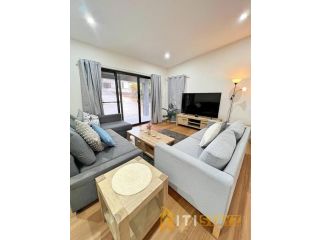Lavish in Lyons - 3bd 2bth Spacious & Modern Home Guest house, New South Wales - 3