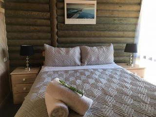 Lazy Acre Log Cabins Aparthotel, Lakes Entrance - 3