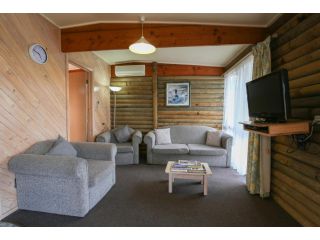 Lazy Acre Log Cabins Aparthotel, Lakes Entrance - 1