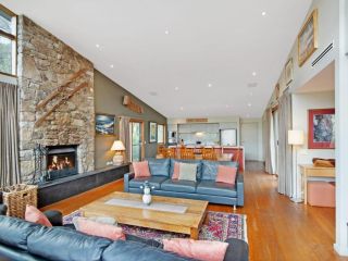 Les Perrieres Lodge Chalet, Crackenback - 4