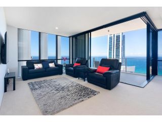 Level 43 Ocean Spa Apartment Circle on Cavill Apartment, Gold Coast - 5