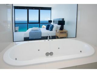 Level 43 Ocean Spa Apartment Circle on Cavill Apartment, Gold Coast - 3