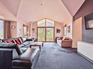 Lhotsky 3 Bedroom and loft with fireplace mountain views and 2 car spaces Apartment, Thredbo - 2