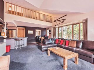 Lhotsky 3 Bedroom and loft with fireplace mountain views and 2 car spaces Apartment, Thredbo - 5