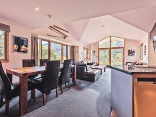 Lhotsky 3 Bedroom and loft with fireplace mountain views and 2 car spaces Apartment, Thredbo - 4
