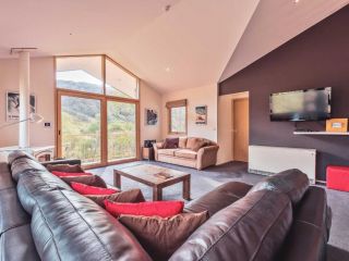 Lhotsky 3 Bedroom and loft with fireplace mountain views and 2 car spaces Apartment, Thredbo - 1