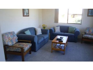 Light, Airy 1st Floor Unit - Marbrin Close, Bellara Guest house, Bellara - 3