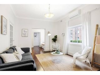 Light filled 2 Bed Unit Apartment, Sydney - 2