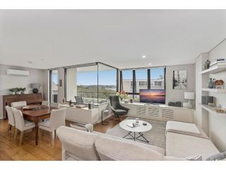 Light filled apartment with sweeping harbour views Apartment, Sydney - 2