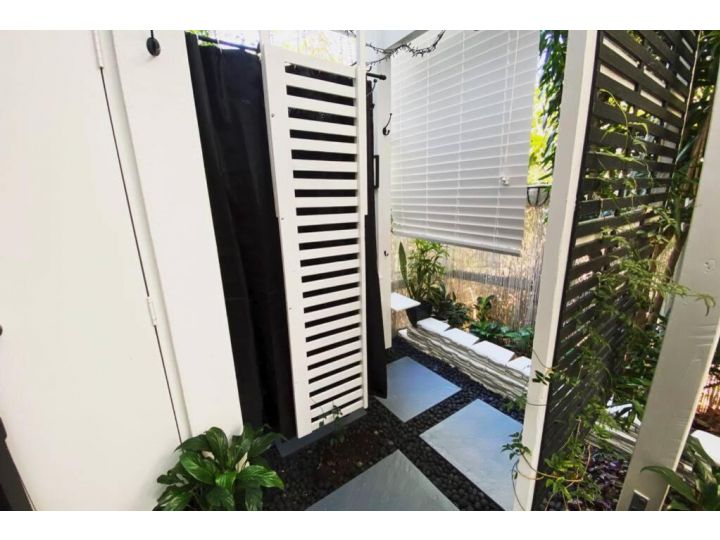 LILY LAMOND, T/House, outdoor shower, 5 min walk to the ocean, Airlie Beach Guest house, Airlie Beach - imaginea 17