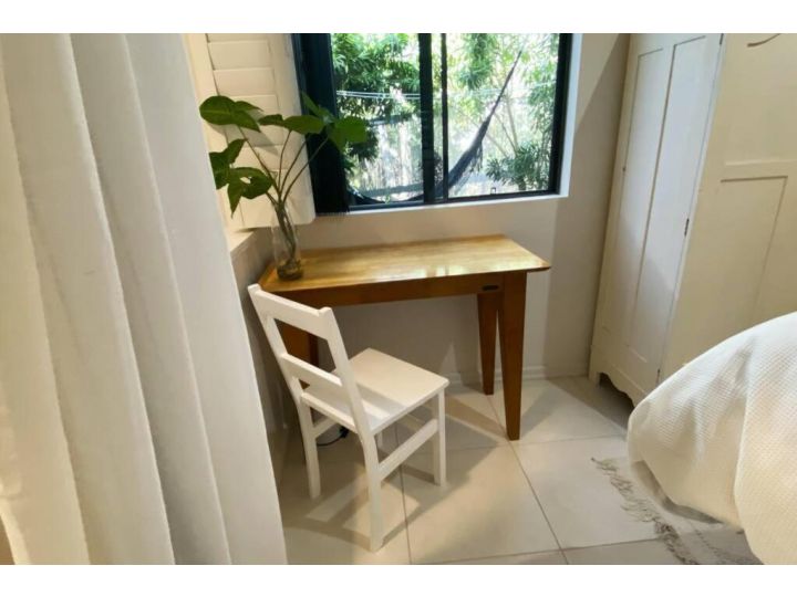 LILY LAMOND, T/House, outdoor shower, 5 min walk to the ocean, Airlie Beach Guest house, Airlie Beach - imaginea 11