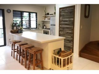 LILY LAMOND, T/House, outdoor shower, 5 min walk to the ocean, Airlie Beach Guest house, Airlie Beach - 1