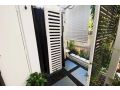 LILY LAMOND, T/House, outdoor shower, 5 min walk to the ocean, Airlie Beach Guest house, Airlie Beach - thumb 17