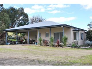 Back Valley Farmstay Bed and Breakfast Farm stay, Victor Harbor - 1