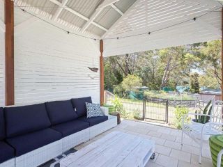 Little Beach House' 4 James Crescent - Little Beach with air con, WiFi and boat parking! Guest house, Nelson Bay - 2