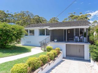 Little Beach House' 4 James Crescent - Little Beach with air con, WiFi and boat parking! Guest house, Nelson Bay - 1