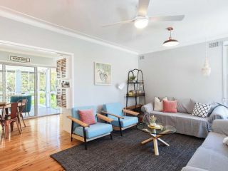 Little Beach House' 4 James Crescent - Little Beach with air con, WiFi and boat parking! Guest house, Nelson Bay - 4