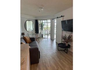 1BR Modern Unit with Ocean Views - Alex Beach Resort Apartment, Alexandra Headland - 4