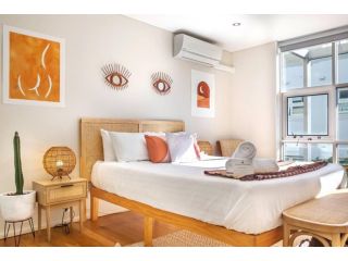 Sun-filled Loft With Balcony 1 street from Beach Apartment, Sydney - 1