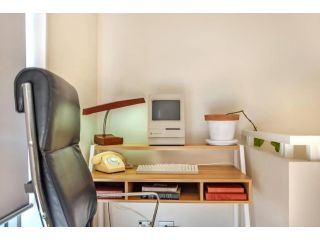 Sun-filled Loft With Balcony 1 street from Beach Apartment, Sydney - 5
