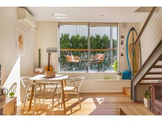 Sun-filled Loft With Balcony 1 street from Beach Apartment, Sydney - 2
