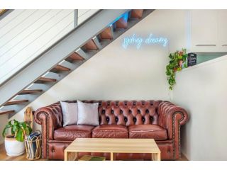 Sun-filled Loft With Balcony 1 street from Beach Apartment, Sydney - 3