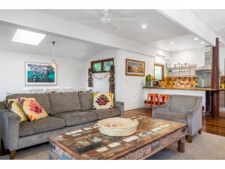 A PERFECT STAY - Longhouse Guest house, Byron Bay - 1