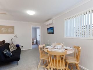 Lorikeet Retreat, 2/117 Tomaree Rd - Pet Friendly, Air Conditioned Holiday House Apartment, Shoal Bay - 4