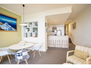 Lorne Beachfront Accommodation Apartment, Lorne - 3