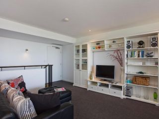LORNE CHALET APARTMENT 10 - ask about midweek deals Apartment, Lorne - 1