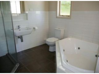 Lovely 2 bedroom apartment across from Shepp Lake. Apartment, Shepparton - 1