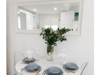 Lovely 2 Bedroom Apartment with Seascape Art Apartment, Sydney - 1
